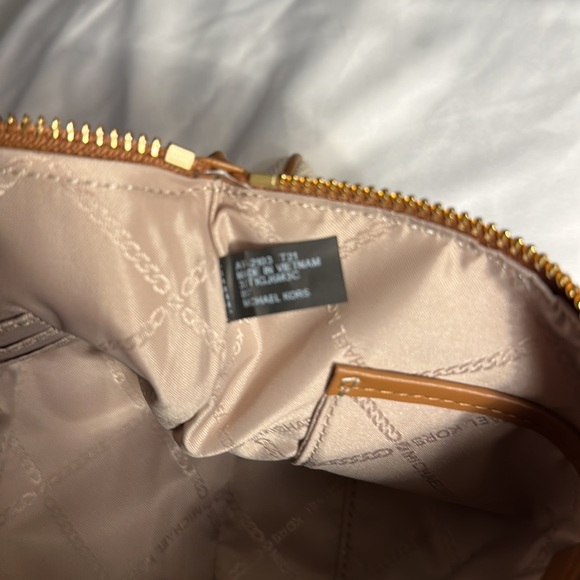 EUC-Micheal Kors Large Rainbow Pride Heart Logo Canvas Zip Pouch. Natural - Picture 7 of 9